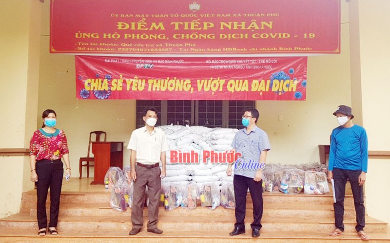 "Chia sẻ yêu thương, vượt qua đại dịch" đến xã Thuận Phú