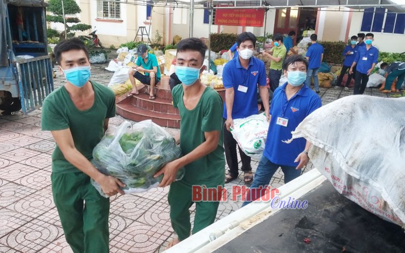 Chở yêu thương đến với vùng dịch 