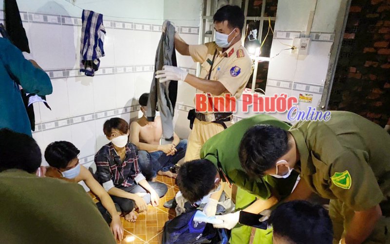 Chơn Thành: 6 đối tượng tụ tập tại nhà hoang chứa hung khí tự chế