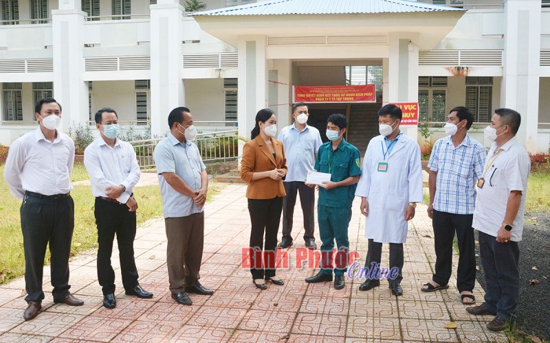 Chủ nhiệm Ủy ban kiểm tra Tỉnh ủy thăm, tặng quà tuyến đầu phòng chống dịch huyện Bù Đăng