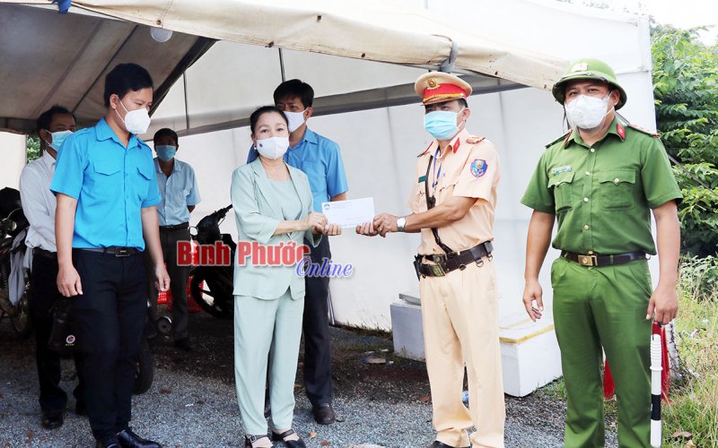 Chủ tịch Ủy ban MTTQVN tỉnh kêu gọi chung tay cùng nhân dân Đông Nam bộ chiến thắng đại dịch