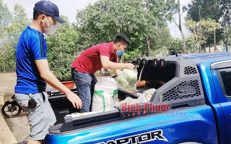 Chuyến xe “Nghĩa tình sông Bé yêu thương” đến với Bình Dương