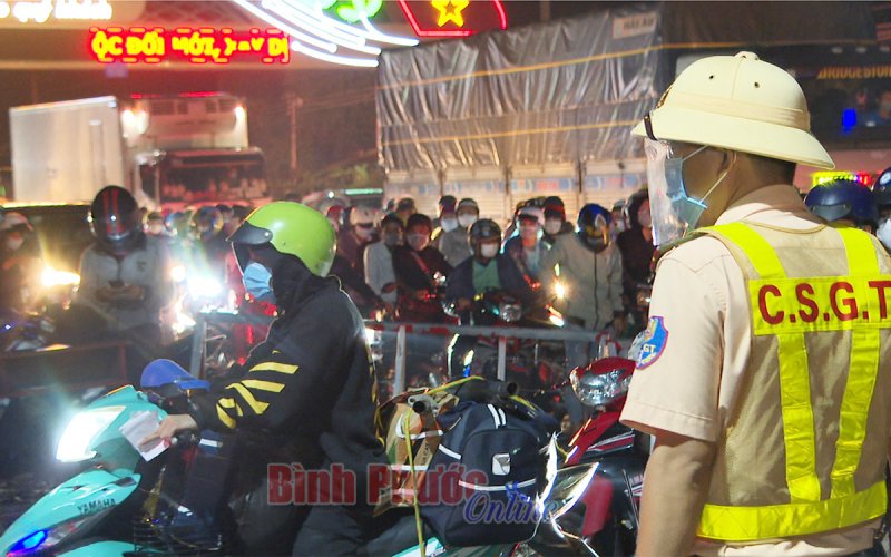 Công an Bình Phước dẫn đường chuyến cuối đưa người dân về các tỉnh Tây Nguyên