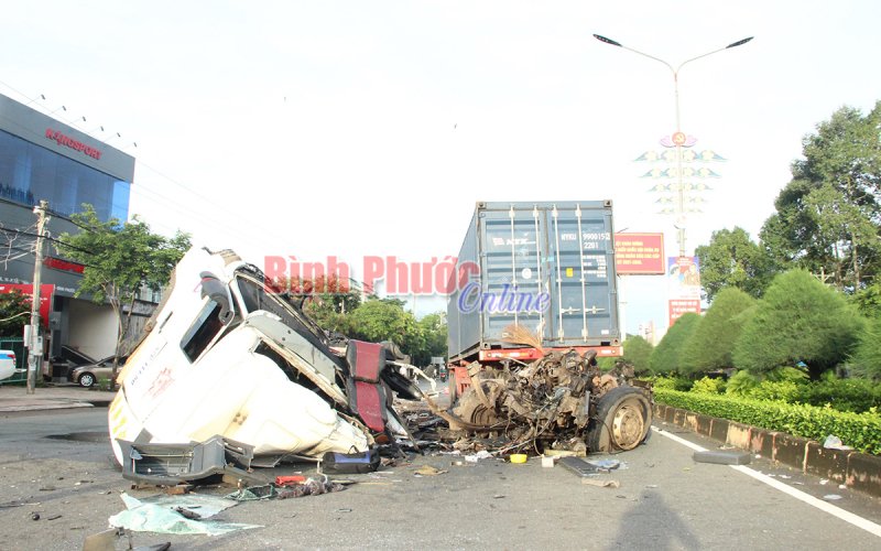 Container tông xe bơm bê tông, một người tử vong