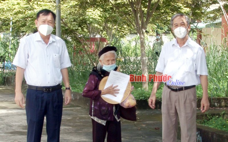 Cụ bà 96 tuổi ở Hớn Quản “chiến thắng” Covid-19, xuất viện về nhà