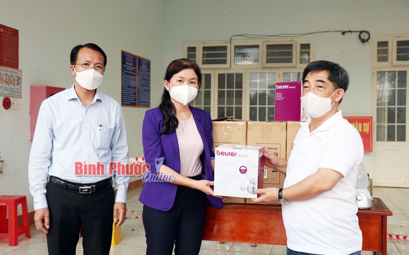 Đại biểu Quốc hội Huỳnh Thành Chung tặng thiết bị hỗ trợ điều trị bệnh nhân Covid-19