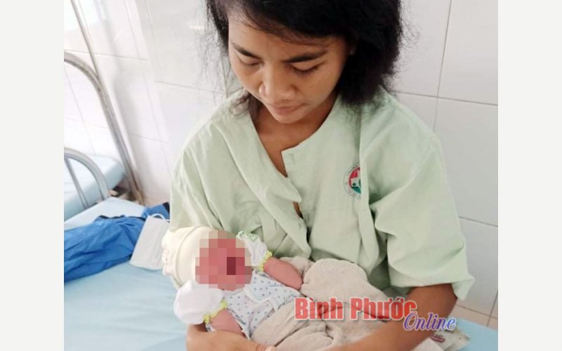 Đỡ đẻ thành công sản phụ trên đường đến bệnh viện