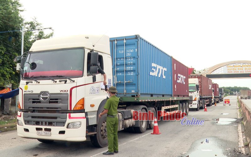 Đội ngũ phục vụ vận tải - “Lỗ hổng” nguồn lây