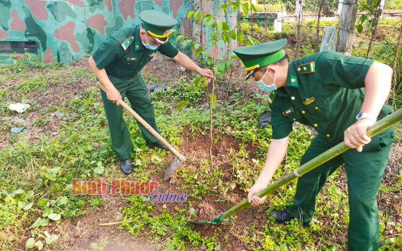 Đồn biên phòng Lộc Thịnh trồng cây “Đời đời nhớ ơn Bác Hồ vĩ đại”