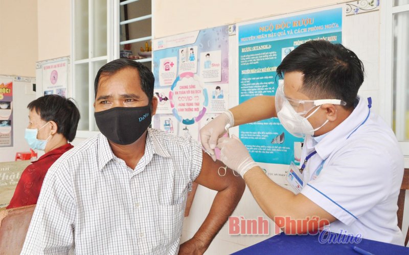 Đồng bào dân tộc thiểu số Bù Đốp phấn khởi vì được tiêm vắc xin phòng Covid-19