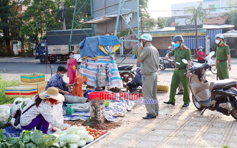Đồng Xoài: Lập lại trật tự điểm buôn bán lấn chiếm vỉa hè, lòng đường
