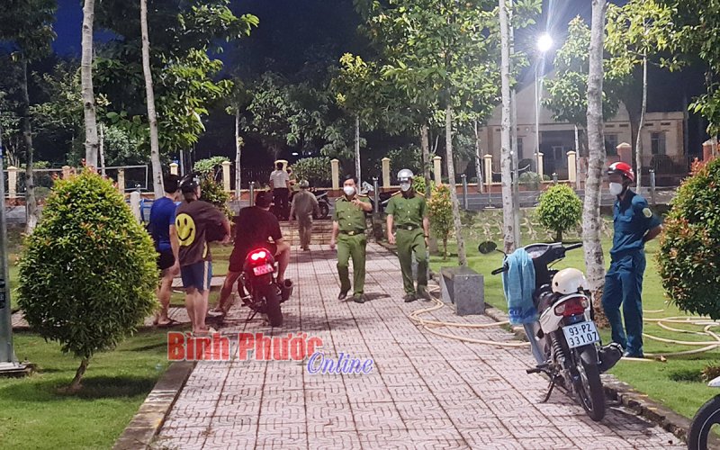 Đồng Xoài: Xử phạt 8 trường hợp tập trung vui chơi tại công viên
