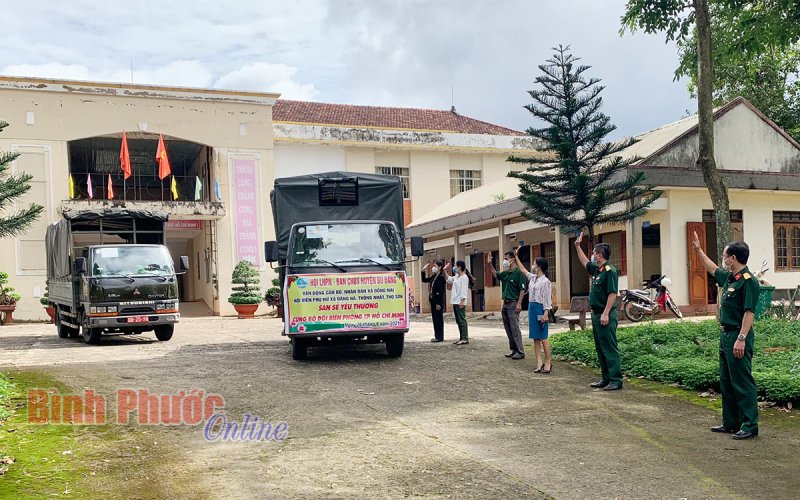 Gần 12 tấn gạo và rau, củ, quả tặng Bộ đội biên phòng TP. Hồ Chí Minh