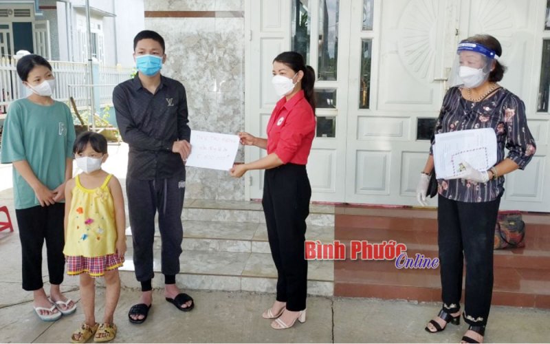 Gần 150 triệu đồng hỗ trợ gia đình chị Đặng Thị Minh
