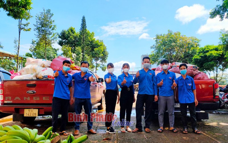 Hỗ trợ hàng hóa giúp người dân vùng dịch vượt khó