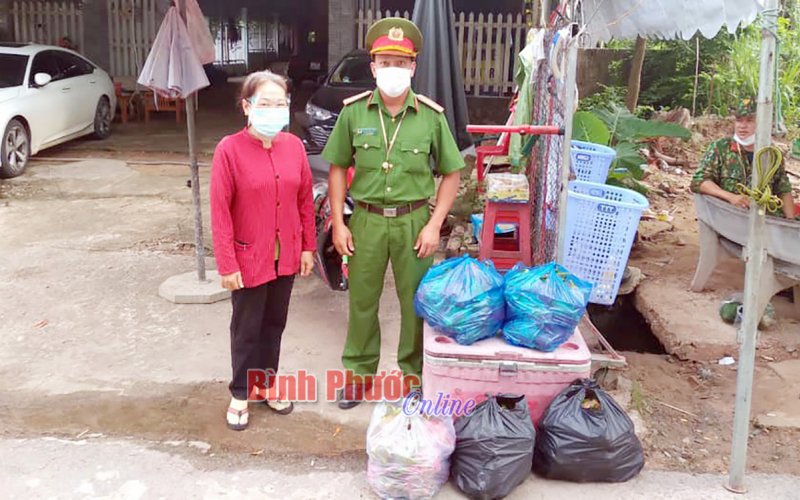 Hội LHPN huyện Chơn Thành tặng 8 tấn rau, quả cho người dân 