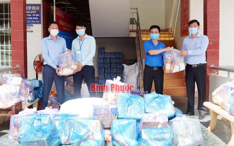 Hơn 200 triệu đồng tặng các lực lượng tuyến đầu chống dịch