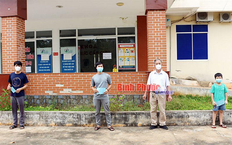 Hớn Quản: Một bệnh nhi 9 tuổi và 2 trường hợp nhiễm SARS-CoV-2 được xuất viện