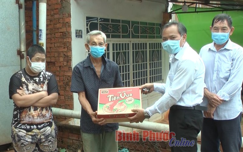 Huyện Lộc Ninh thăm, tặng quà nạn nhân chất độc da cam