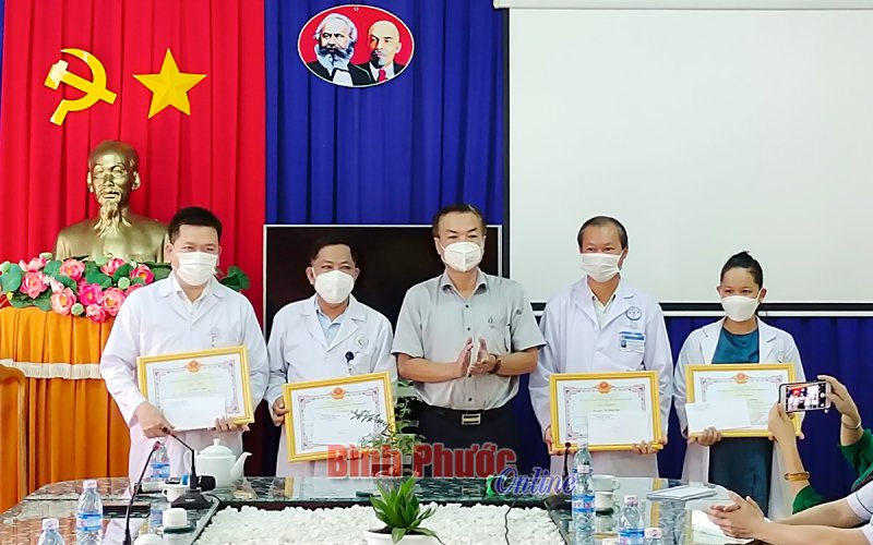 Khen thưởng 12 y, b&aacute;c sĩ cứu sống bệnh nh&acirc;n bị vỡ tử cung