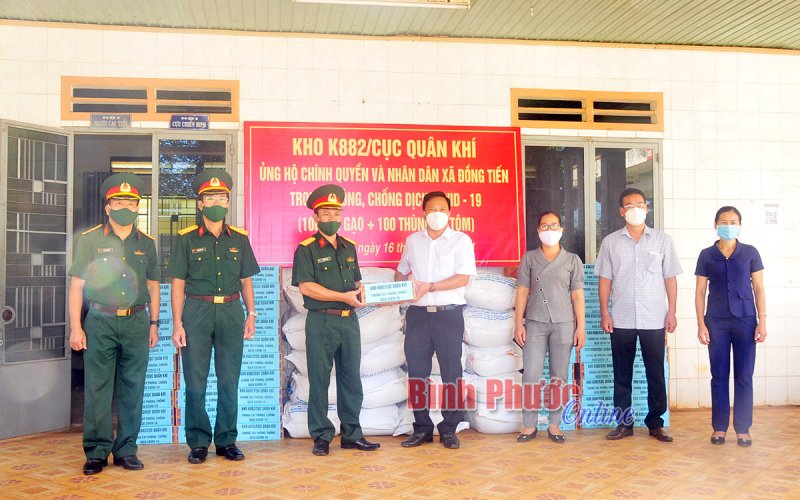 Kho 882 tặng quà cho người dân khó khăn xã Đồng Tiến