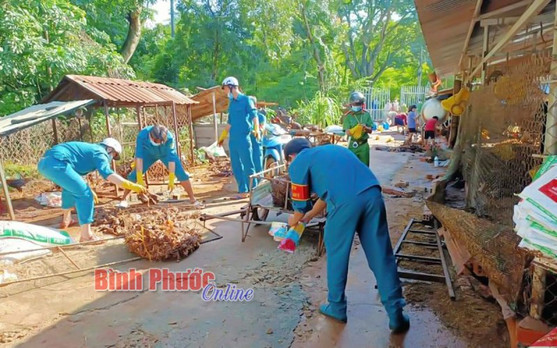 Lực lượng vũ trang Hớn Quản giúp dân khắc phục hậu quả thiên tai