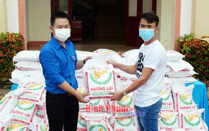 Mỗi tuần 1 tấn gạo tặng người dân có hoàn cảnh khó khăn