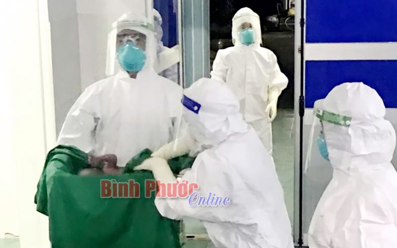 Một bé gái chào đời khỏe mạnh khi mẹ mắc Covid-19