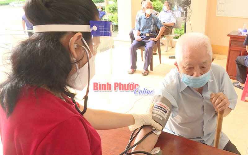 Người cao tuổi phấn khởi được tiêm vắc-xin phòng Covid-19 