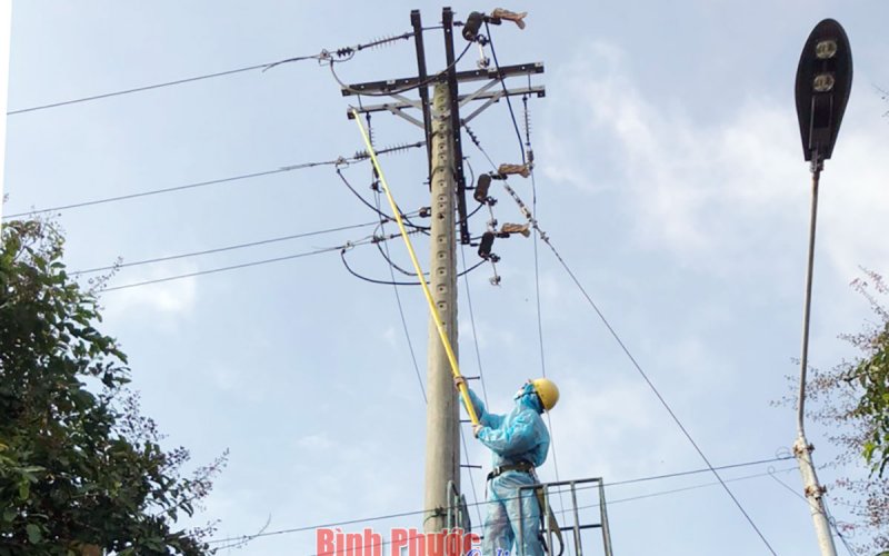 PC Bình Phước hỗ trợ máy phát điện và đảm bảo cấp điện an toàn