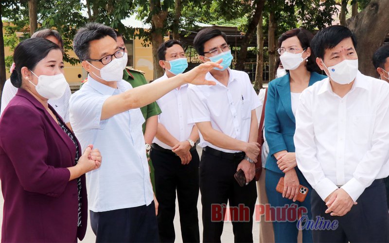 Phó thủ tướng Vũ Đức Đam kiểm tra tại Bệnh viện dã chiến huyện Đồng Phú