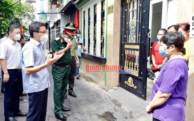 Phó thủ tướng Vũ Đức Đam thăm các gia đình có ca F0 ở TP. Hồ Chí Minh