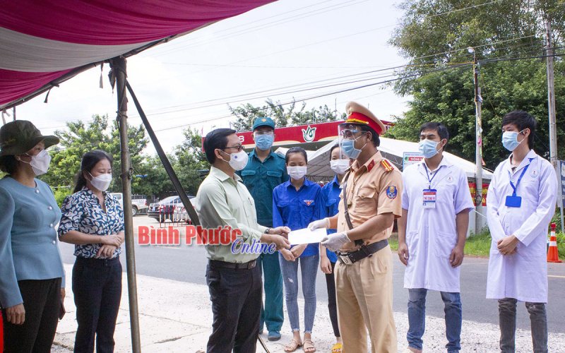 Thăm, động viên lực lượng tuyến đầu chống dịch ở Hớn Quản