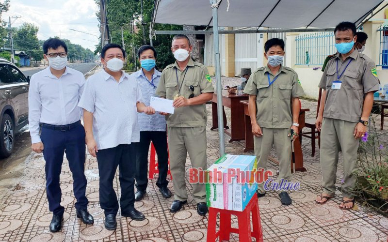 Thăm, tặng quà các chốt phòng, chống Covid-19 tại TP. Đồng Xoài