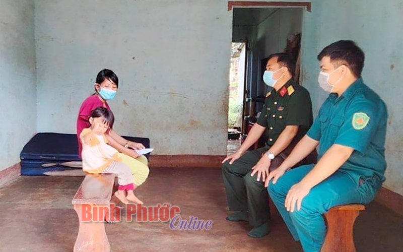 Thăm, tặng quà gia đình quân nhân, dân quân thường trực