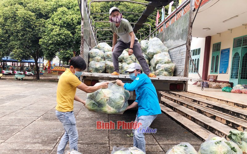 Thanh, thiếu nhi Bình Long hỗ trợ Thủ Dầu Một thêm hơn 2 tấn rau, củ, quả