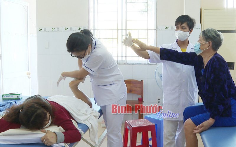 Tiêm ngừa vắc-xin Covid-19 cho người cao tuổi mắc bệnh lý nền 