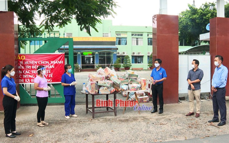 Tỉnh đoàn tặng quà người dân và lực lượng phòng, chống dịch