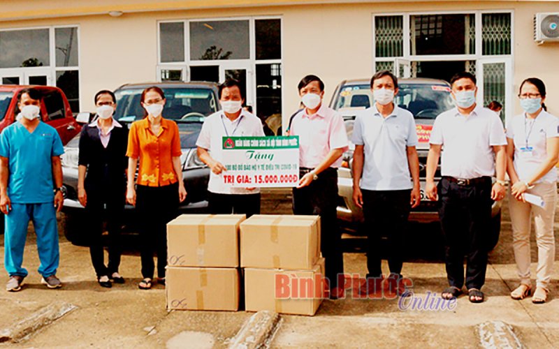 Trao tặng 100 bộ quần áo bảo hộ phòng, chống Covid-19