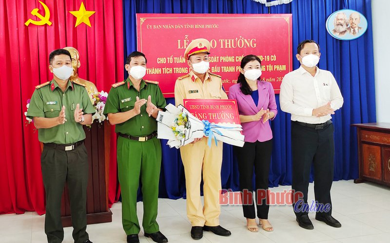 Trao thưởng đột xuất cho Tổ công tác Công an thành phố Đồng Xoài 