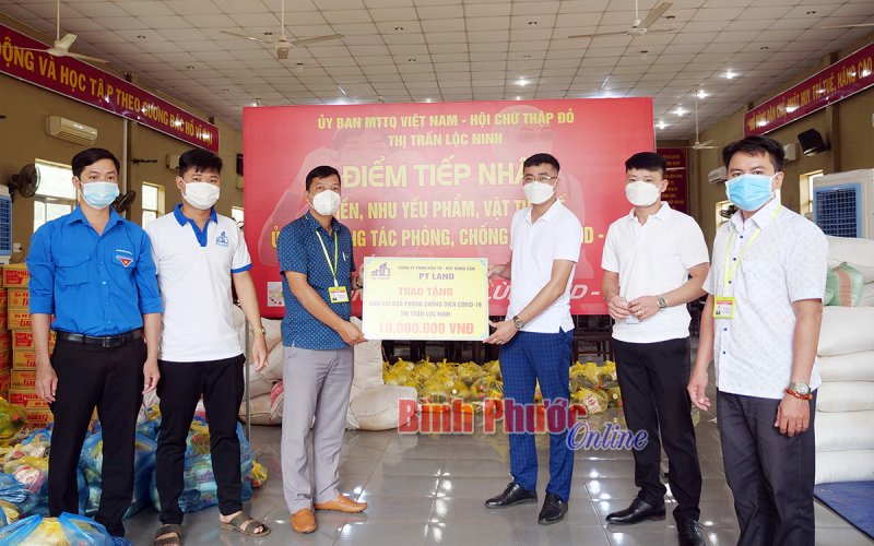 Trao yêu thương cho người dân và học sinh nghèo bị ảnh hưởng bởi dịch Covid-19