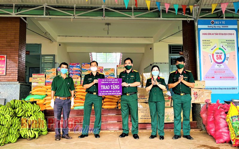 Trung đoàn 719 huy động 3,5 tấn rau, củ, quả trao tặng TP. Hồ Chí Minh