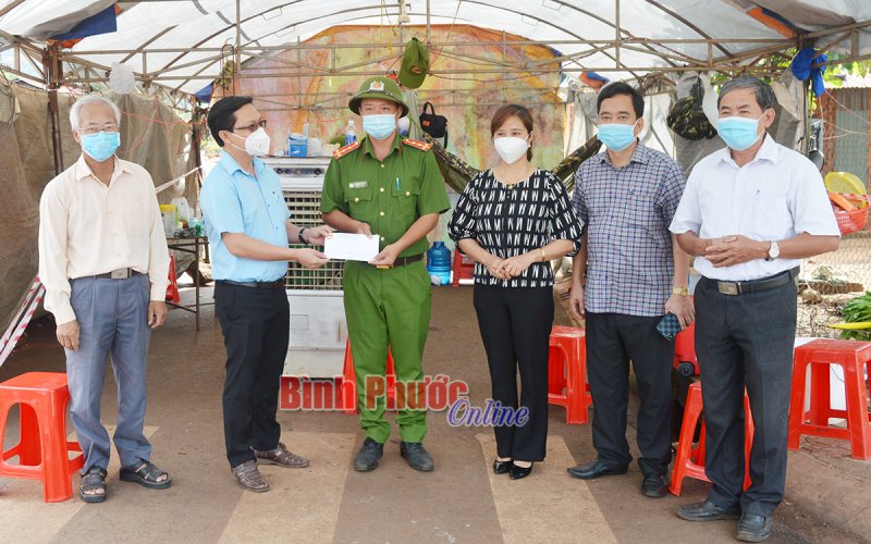 Trưởng ban Tuyên giáo Tỉnh ủy tặng quà và kiểm tra công tác phòng, chống dịch tại TX. Phước Long