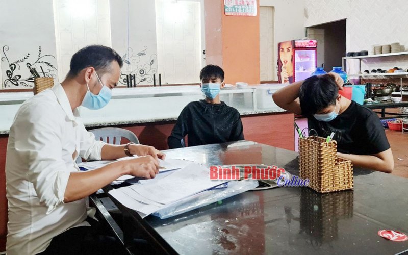 Tụ tập ăn nhậu trong thời gian giãn cách xã hội, chủ quán và khách bị xử phạt 