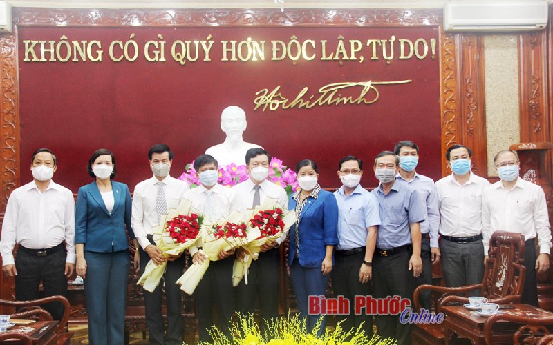 UBND tỉnh trao quyết định điều động, bổ nhiệm 3 cán bộ các sở, ngành