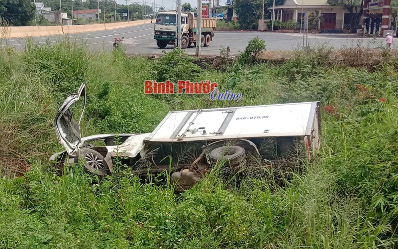 Xe tải chở thiết bị y tế lật bên đường, 2 người bị thương