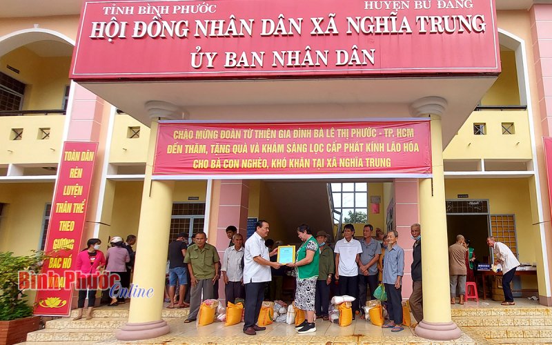 200 phần quà tặng người nghèo xã Nghĩa Trung