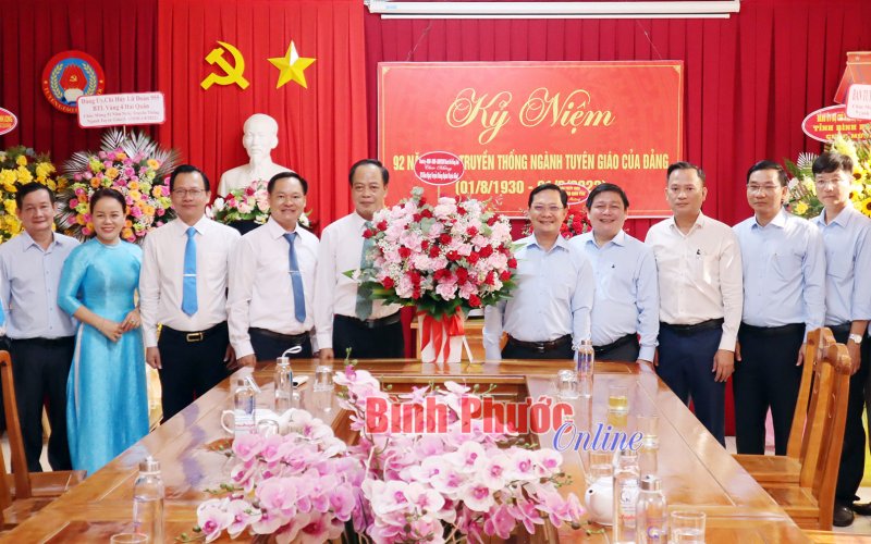 Bí thư Thành ủy Đồng Xoài thăm, chúc mừng Ban Tuyên giáo Tỉnh ủy
