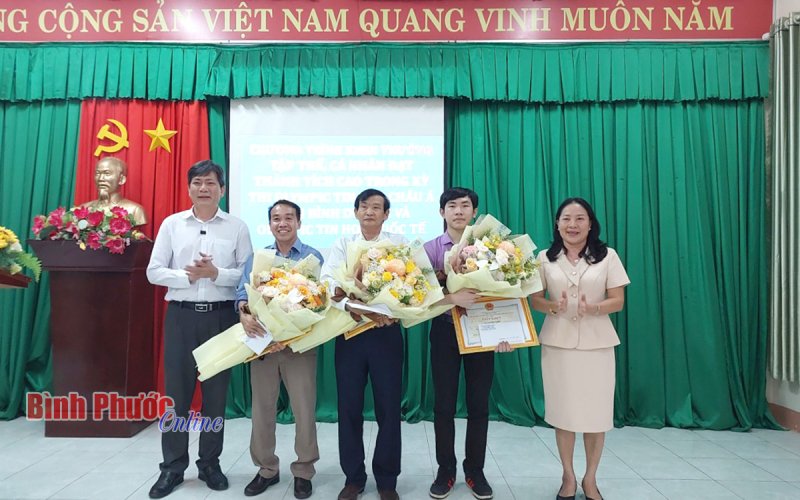 Bình Long khen thưởng tập thể, cá nhân đạt thành tích cao kỳ thi Olympic Tin học Quốc tế 2022