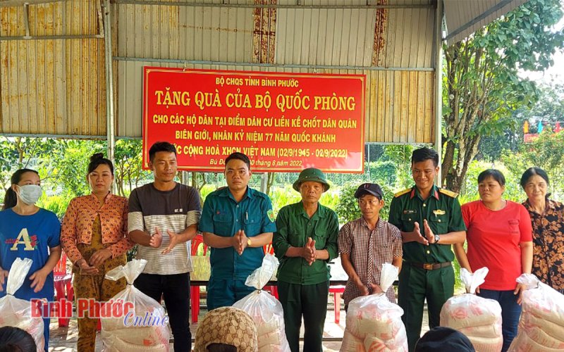 Bình Phước: 3 tấn gạo tặng các hộ dân tại điểm dân cư liền kề chốt dân quân, đồn biên phòng